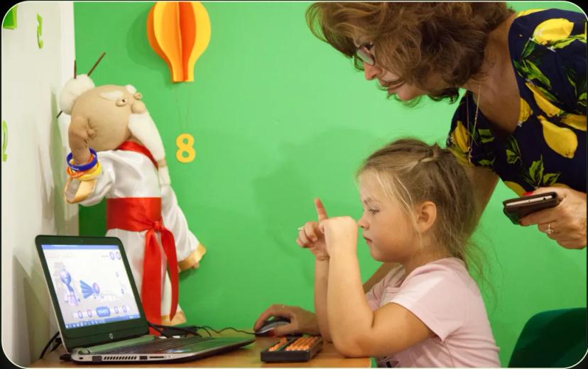 Trener wyjaśnia dziecku materiał